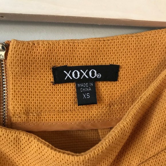 Mustard mini skirt with gold buttons - Picture 7 of 8